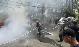 Ô tô đang đỗ ở Hà Nội bất ngờ bốc cháy dữ dội