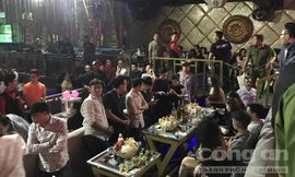 Hơn chục dân chơi tại quán bar New DC Club lúc rạng sáng