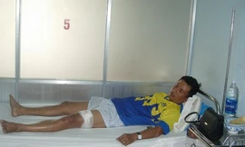 Trung tá Dũng đang điều trị vết thương tại bệnh viện