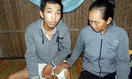 Bà Thị Lan bên cạnh con trai ruột Danh Sua giờ chỉ còn một chân