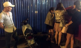 Nam thanh niên chở theo các cô gái 'dịch vụ' bị lực lượng 141 dừng xe kiểm tra.