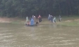 Kinh hoàng thanh niên mang thi thể cô gái trẻ thả trôi sông