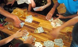 Phó trưởng Công an xã nhận tiền của con bạc