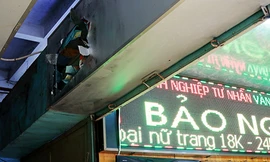 Hông cửa tiệm vàng bị khoét một lỗ lớn