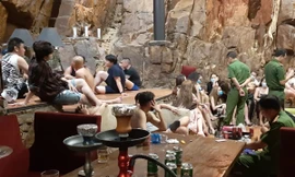 2 kiều nữ 'phê' ma túy cùng hàng chục thanh niên trong quán karaoke