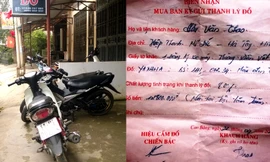 Xe tang vật tại hiệu cầm đồ Chiến Bắc và giấy tờ xác nhận tại tiệm cầm đồ