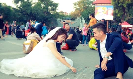 Cô dâu, chú rể chơi ô ăn quan, nhảy dây trên phố đi bộ