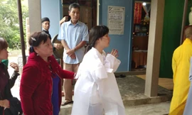 Chị Y. mặc áo tang lạy chồng