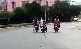 Cô gái bị xịt hơi cay cướp xe máy ở Sài Gòn