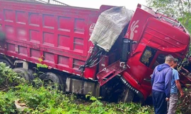 Ô tô biển số nước ngoài rơi khỏi cầu, 3 người bị thương