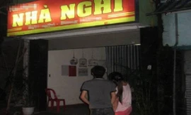 Thanh niên đưa bạn gái nhí vào nhà nghỉ quan hệ