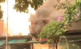 Cháy 4 ki ốt ở Hà Nội, Cảnh sát PCCC đục cửa cuốn vào dập lửa