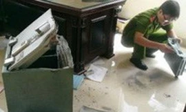 Dụ ông chủ đi ăn trưa để nhân viên tổ chức trộm két sắt