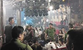 Cảnh sát bao vây quán bar ở Sài Gòn, giữ 80 người phê ma tuý
