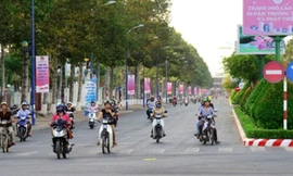 Thu phí bảo trì đường bộ với xe máy tại Hà Nội: Còn nhiều việc phải làm