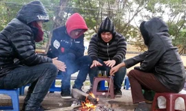 Hà Nội rét nhất từ đầu đông, người dân đốt lửa sưởi ấm trên đường phố