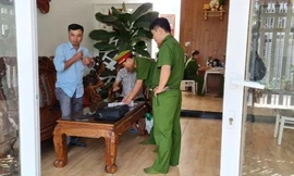 Bắt tạm giam 2 cán bộ CDC Ninh Thuận liên quan vụ án Việt Á