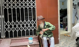 Ông lão Hà Nội nuôi vịt như thú cưng, chiều chiều dắt đi dạo phố