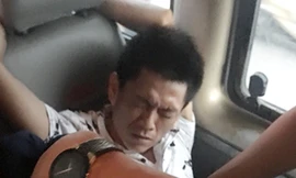 Phúc bị đặc nhiệm còng tay xe ôtô. Ảnh: Công an cung cấp