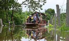 Người dân Hà Nội đi đò sau trận mưa ngập
