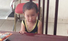 Bị người thân bỏ rơi nên bé trai khóc rất nhiều
