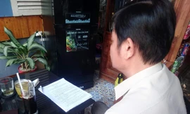 Thầy hiệu phó trình bày vụ việc với báo chí