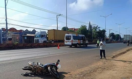 Lạnh người cảnh ô tô khách tông văng người và xe máy