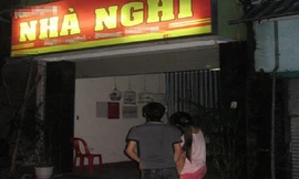 Cô gái rủ bạn nhậu vào nhà nghỉ 'mây mưa' rồi trộm xe máy