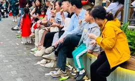 Rác 'ngập' phố đi bộ hồ Gươm sau khi người dân đến vui chơi kỳ nghỉ lễ