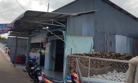 Thi thể ông Bặn được gia đình đưa về nhà để an táng