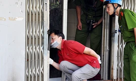 Cảnh sát khám nghiệm hiện trường, nơi cô gái bị sát hại