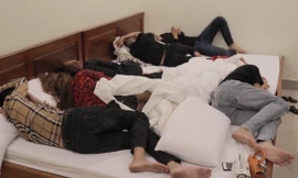 Nhóm thanh niên nam nữ trong nhà nghỉ. Ảnh: C.A.