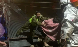 Cứu người đàn ông nhảy cầu Nhật Tân tự tử vì mâu thuẫn với vợ