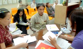 Từ tháng 1/2015 những trường hợp chậm giải quyết sổ đỏ sau 20 ngày sẽ bị coi là vi phạm trong tiếp nhận hồ sơ - Ảnh: Tấn Thanh