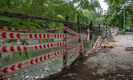 Cầu thủng sàn, hàng loạt lan can dọc các sông ở Hà Nội gãy đổ, xuống cấp