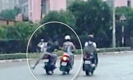 Táo tợn dùng súng điện cướp xe máy giữa ban ngày