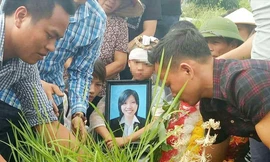 Con trai nhà báo Hải Đường tiễn biệt mẹ