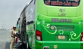 Xe khách bốc cháy trên cao tốc Pháp Vân - Cầu Giẽ