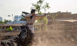 Người trẻ Hà Nội chi tiền triệu mặc cổ phục, học cưỡi ngựa, bắn cung