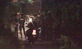 Đường vào hẻm bị phong tỏa, phục vụ công tác khám nghiệm hiện trường tài xế xe ôm bị giết