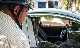 Chiếc xe bà Hoa bị kẻ trộm đập vỡ kính để lấy túi xách có 50 triệu đồng