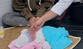 Bé gái sơ sinh bị bỏ trong túi nilon bên cầu