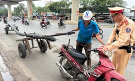 Tài xế kéo xe sắt dài 12,7m bị cảnh sát phạt, chủ cửa hàng 'than' bỏ nghề