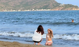 Biển Quy Nhơn đông nghịt người ngày đầu nghỉ lễ