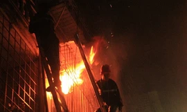 Nam thanh niên đốt nhà, dùng dao đâm 2 người trọng thương