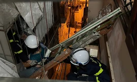Hà Nội: Dùng dây chuyên dụng giải cứu người phụ nữ mắc kẹt ở ô cửa tầng 3