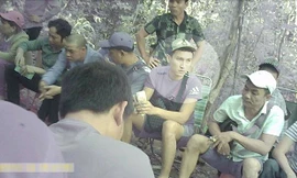 Nhóm đối tượng đánh bạc. Ảnh: Báo Thanh niên