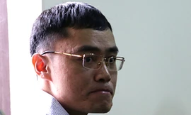 Bị cáo Phong tươi cười bắt tay người thân trước khi bước vào phòng xử án