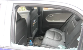 Cánh cửa ô tô bị đối tượng Phúc dùng đá đập bể