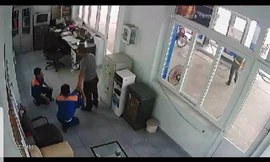 Hình ảnh người mua xăng tấn công gây thương tích cho nhân viên cửa hàng xăng dầu (ảnh cắt từ clip)